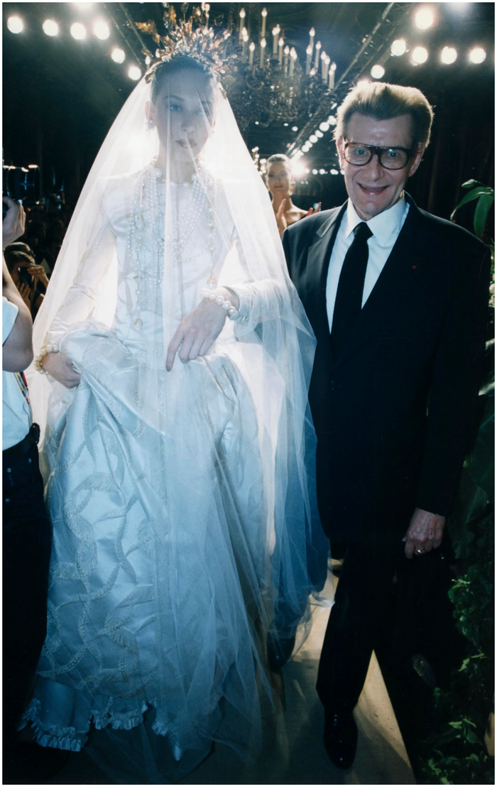 Yves Saint Laurent và những mẫu váy cưới mang tính biểu tượng - Ảnh 8.