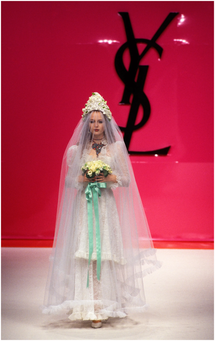 Yves Saint Laurent và những mẫu váy cưới mang tính biểu tượng - Ảnh 6.