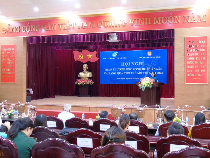 Học bổng Hoàng Ngân chắp cánh ước mơ cho các em học sinh tỉnh Nam Định  - Ảnh 1.