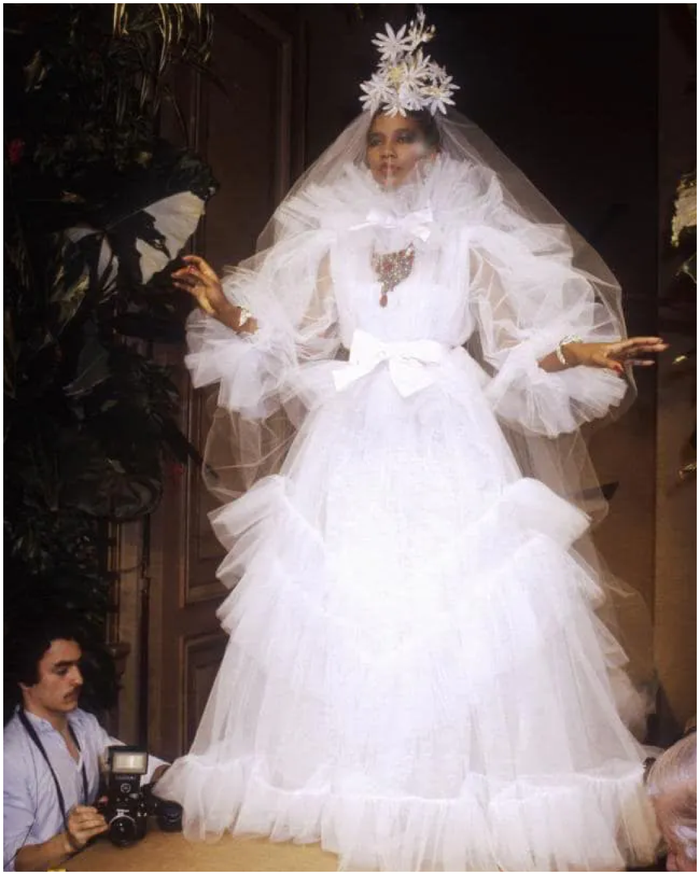 Yves Saint Laurent và những mẫu váy cưới mang tính biểu tượng - Ảnh 4.