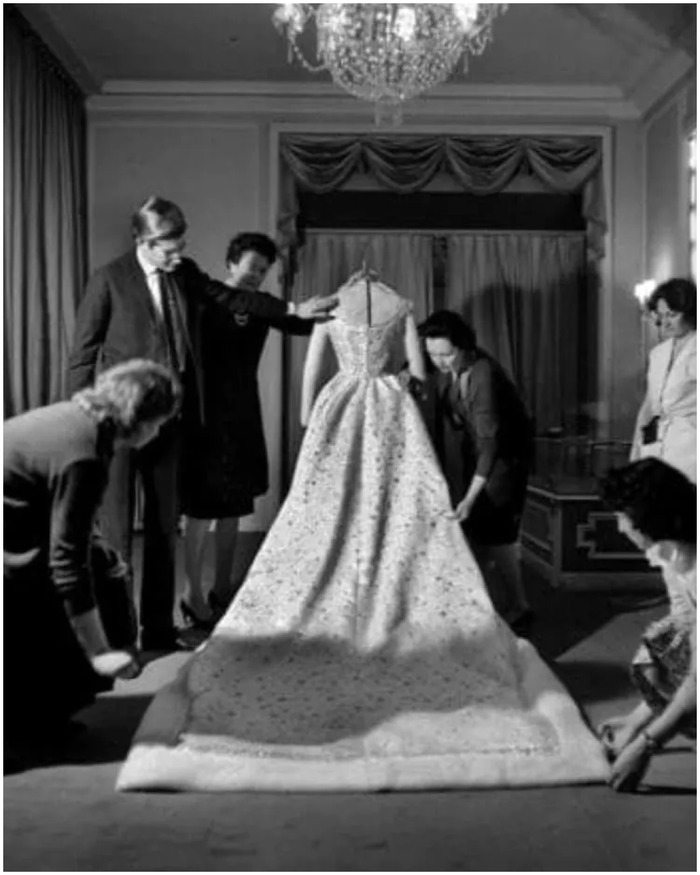 Yves Saint Laurent và những mẫu váy cưới mang tính biểu tượng - Ảnh 2.