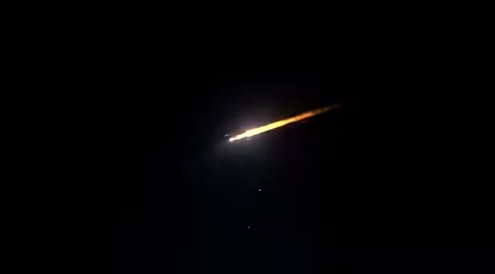 Mảnh vỡ tên lửa Nga rơi như quả cầu lửa, chuyên gia lý giải tiếng nổ kỳ lạ phát ra - Ảnh 1.