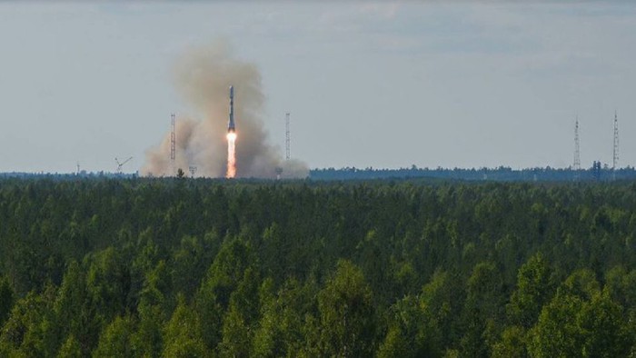 Mảnh vỡ tên lửa Nga rơi như quả cầu lửa, chuyên gia lý giải tiếng nổ kỳ lạ phát ra - Ảnh 2.