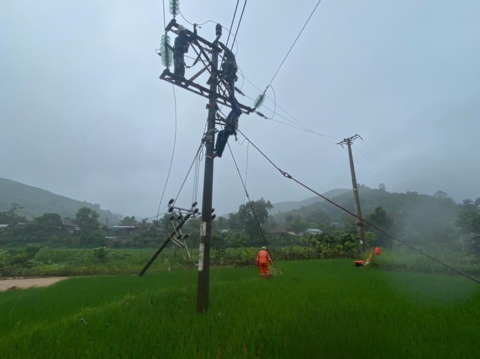 Điện lực các tỉnh phía Bắc khẩn trương khắc phục sự cố mưa lũ kéo dài - Ảnh 4.