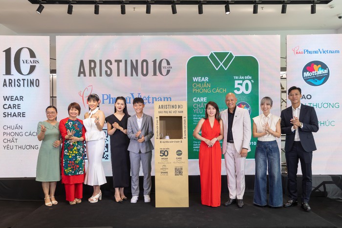 Cầu thủ Hải Linh cùng đại diện BTC và khách mời bên chiếc hộp quyên đồ cũ đặt tại 1 trong 81 showroom của Aristino trên toàn quốc để ủng hộ Chương trình Mottainai