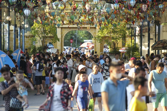 Hàng nghìn người đổ về công viên nước Hồ Tây vui chơi trong ngày đầu nghỉ lễ Quốc khánh - Ảnh 1.