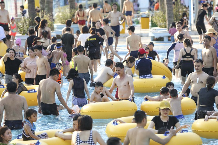 Hàng nghìn người đổ về công viên nước Hồ Tây vui chơi trong ngày đầu nghỉ lễ Quốc khánh - Ảnh 15.