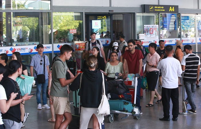 Sân bay Đà Nẵng nườm nượp du khách ngày đầu nghỉ lễ 2/9 - Ảnh 1.