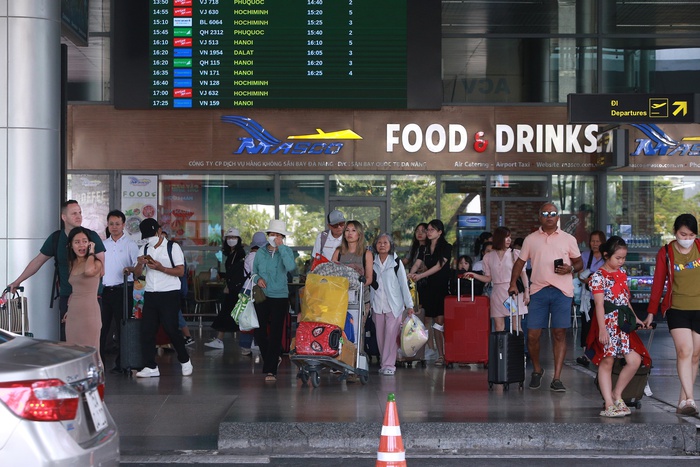 Sân bay Đà Nẵng nườm nượp du khách ngày đầu nghỉ lễ 2/9 - Ảnh 3.