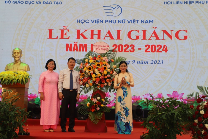 Hơn 1.500 tân sinh viên Học viện Phụ nữ Việt Nam chính thức bước vào năm học mới - Ảnh 3.