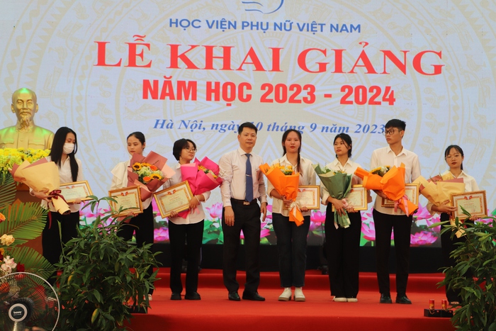 Hơn 1.500 tân sinh viên Học viện Phụ nữ Việt Nam chính thức bước vào năm học mới - Ảnh 6.