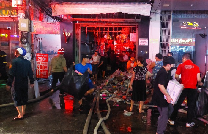 Cửa hàng bán đồ chơi trung thu bốc cháy giữa trung tâm Đà Nẵng - Ảnh 3.