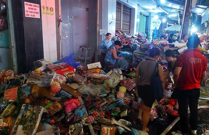 Cửa hàng bán đồ chơi trung thu bốc cháy giữa trung tâm Đà Nẵng - Ảnh 4.