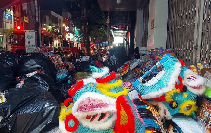 Cửa hàng bán đồ chơi trung thu bốc cháy giữa trung tâm Đà Nẵng - Ảnh 5.