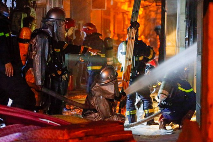 Hiện trường cháy chung cư mini ở Hà Nội: Hàng trăm người bàng hoàng chạy khỏi đám cháy, công tác cứu hộ gấp rút thực hiện - Ảnh 11.