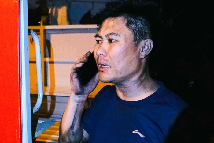 Hiện trường cháy chung cư mini ở Hà Nội: Hàng trăm người bàng hoàng chạy khỏi đám cháy, công tác cứu hộ gấp rút thực hiện - Ảnh 9.