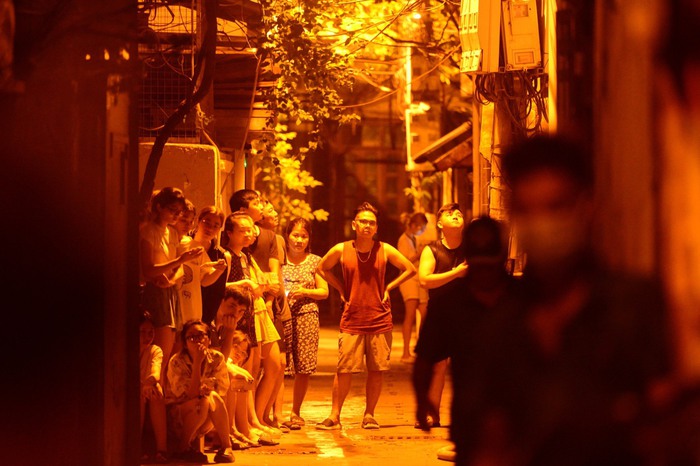 Hiện trường cháy chung cư mini ở Hà Nội: Hàng trăm người bàng hoàng chạy khỏi đám cháy, công tác cứu hộ gấp rút thực hiện - Ảnh 8.