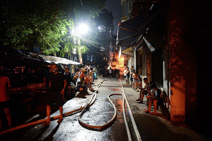 Hiện trường cháy chung cư mini ở Hà Nội: Hàng trăm người bàng hoàng chạy khỏi đám cháy, công tác cứu hộ gấp rút thực hiện - Ảnh 1.