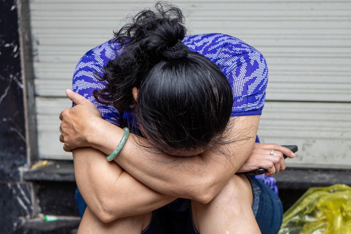 Vụ cháy chung cư mini ở Hà Nội: Bật khóc vì không thể liên lạc với người thân - Ảnh 2.