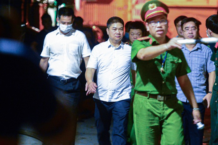 Hiện trường cháy chung cư mini ở Hà Nội: Hàng trăm người bàng hoàng chạy khỏi đám cháy, công tác cứu hộ gấp rút thực hiện - Ảnh 6.