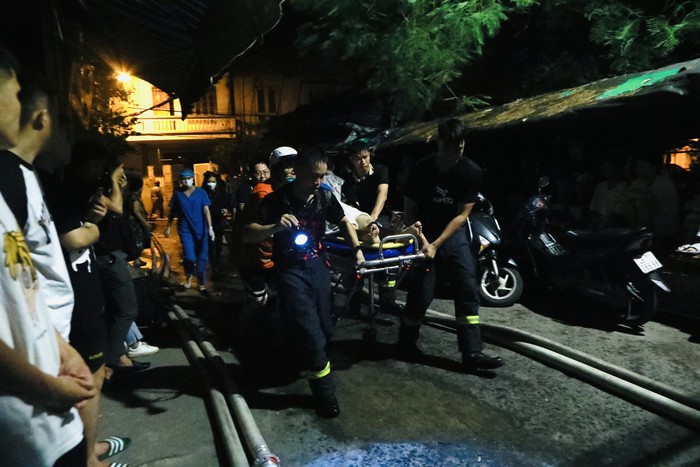 Vụ cháy chung cư mini ở Hà Nội: Bật khóc vì không thể liên lạc với người thân - Ảnh 3.