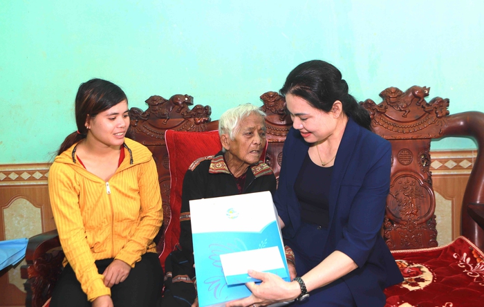 Lãnh đạo TƯ Hội LHPN Việt Nam thăng tặng quà Mẹ Việt Nam anh hùng tại Gia Lai - Ảnh 1.