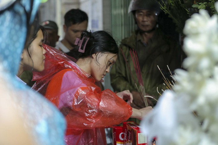 Người dân Hà Nội đội mưa đến nơi xảy ra vụ cháy tại Khương Hạ, đặt hoa tưởng niệm các nạn nhân xấu số  - Ảnh 4.