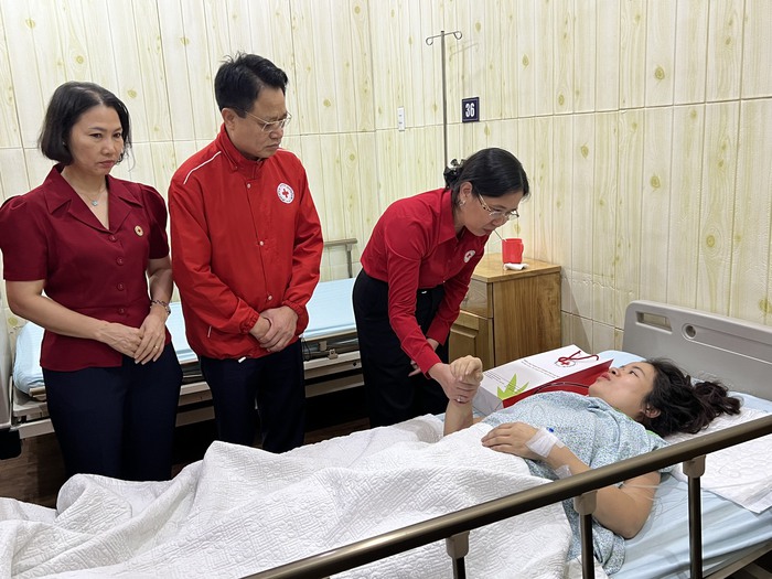 Hội Chữ thập đỏ Việt Nam hỗ trợ nạn nhân vụ cháy chung cư mini ở Hà Nội và lũ quét ở Lào Cai - Ảnh 1.