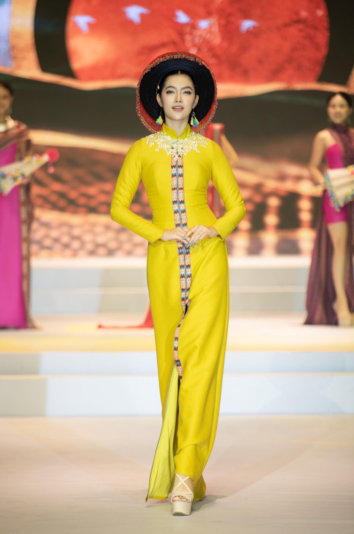Hoa hậu Thu Uyên diễn mở màn BST &quot;Buôn Sang&quot;