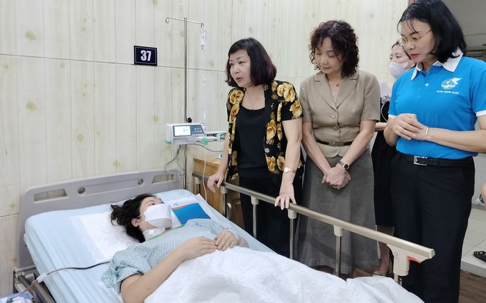 Hội LHPN TP Hà Nội thăm, động viên các nạn nhân vụ cháy chung cư mini đang điều trị tại bệnh viện