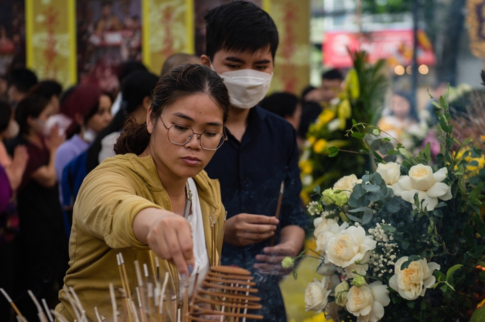 Hà Nội: Người dân bật khóc ngay trong lễ cầu siêu 56 nạn nhân tử vong trong vụ cháy chung cư mini - Ảnh 7.