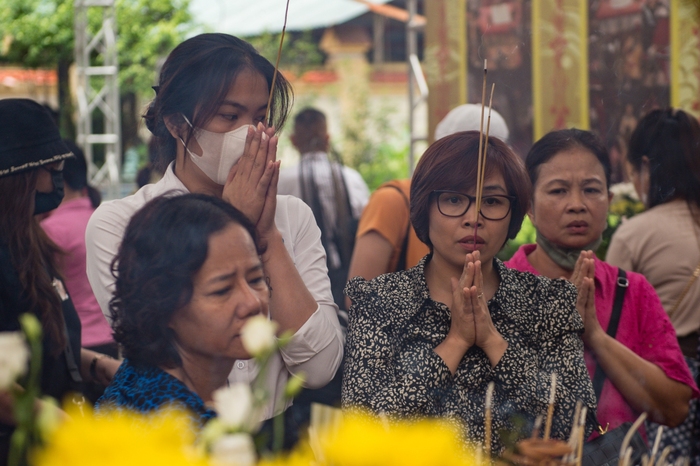 Hà Nội: Người dân bật khóc ngay trong lễ cầu siêu 56 nạn nhân tử vong trong vụ cháy chung cư mini - Ảnh 9.