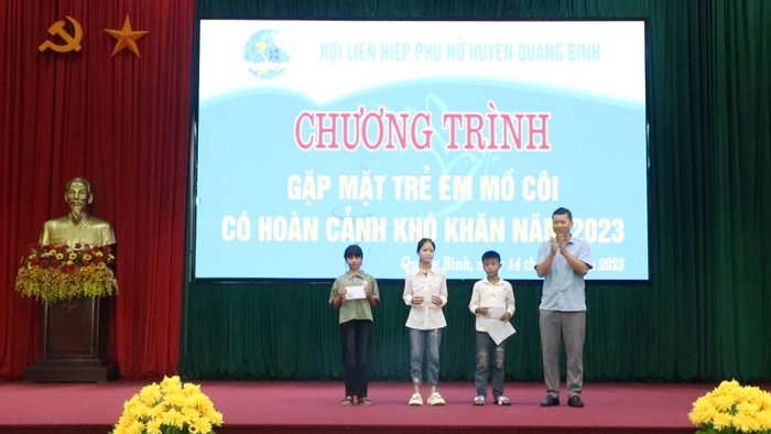 Hội LHPN huyện Quang Bình: Chăm lo, hỗ trợ cho 37 trẻ mồ côi - Ảnh 1.