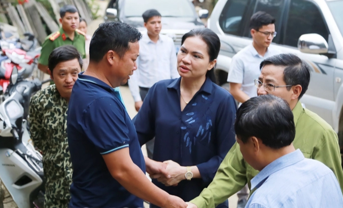 Chủ tịch Hội LHPN Việt Nam thăm hỏi các gia đình bị thiệt hại do lũ ống ở Lào Cai - Ảnh 2.