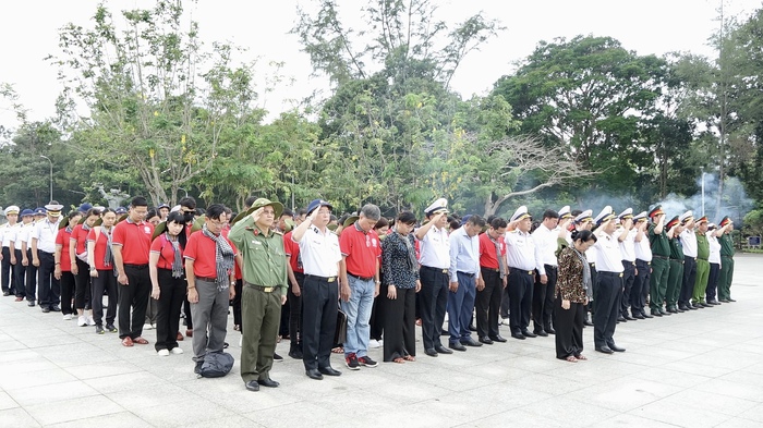 Đoàn đại biểu TPHCM dâng hương tưởng niệm các Anh hùng liệt sĩ tại nghĩa trang Hàng Dương - Ảnh 1.