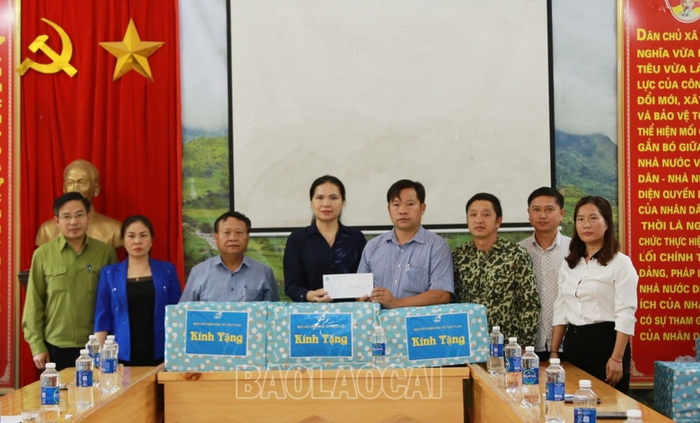 Chủ tịch Hội LHPN Việt Nam thăm hỏi các gia đình bị thiệt hại do lũ ống ở Lào Cai - Ảnh 4.
