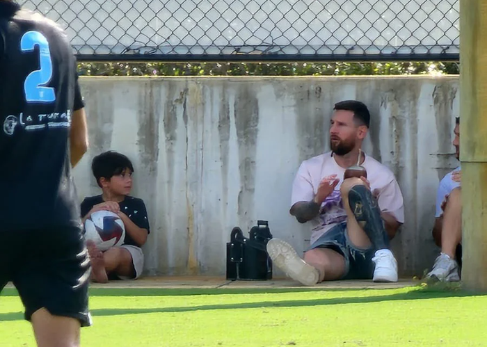 Lionel Messi đem thức uống đặc biệt đến xem con trai cả chơi bóng, trổ tài làm HLV - Ảnh 1.