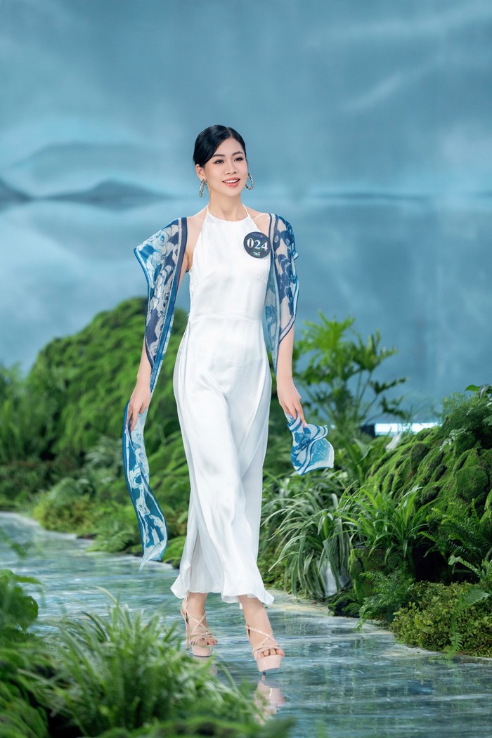 Thí sinh Lương Thị Trúc Hà với trang phục lấy cảm hứng từ kiến trúc đền chùa và miếu ở Huế làm từ 2 chất liệu chính là vải gai dầu và lụa satin