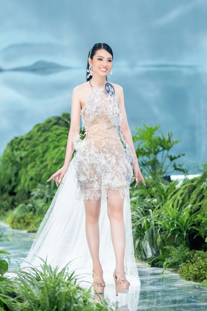 Trang phục được làm hoàn toàn từ chai và ly nhựa đã qua sử dụng, nhưng vẫn khiến thí sinh Nguyễn Thị Mỹ Tiên lấp lánh trên sàn catwalk của Miss Earth Việt Nam 2023