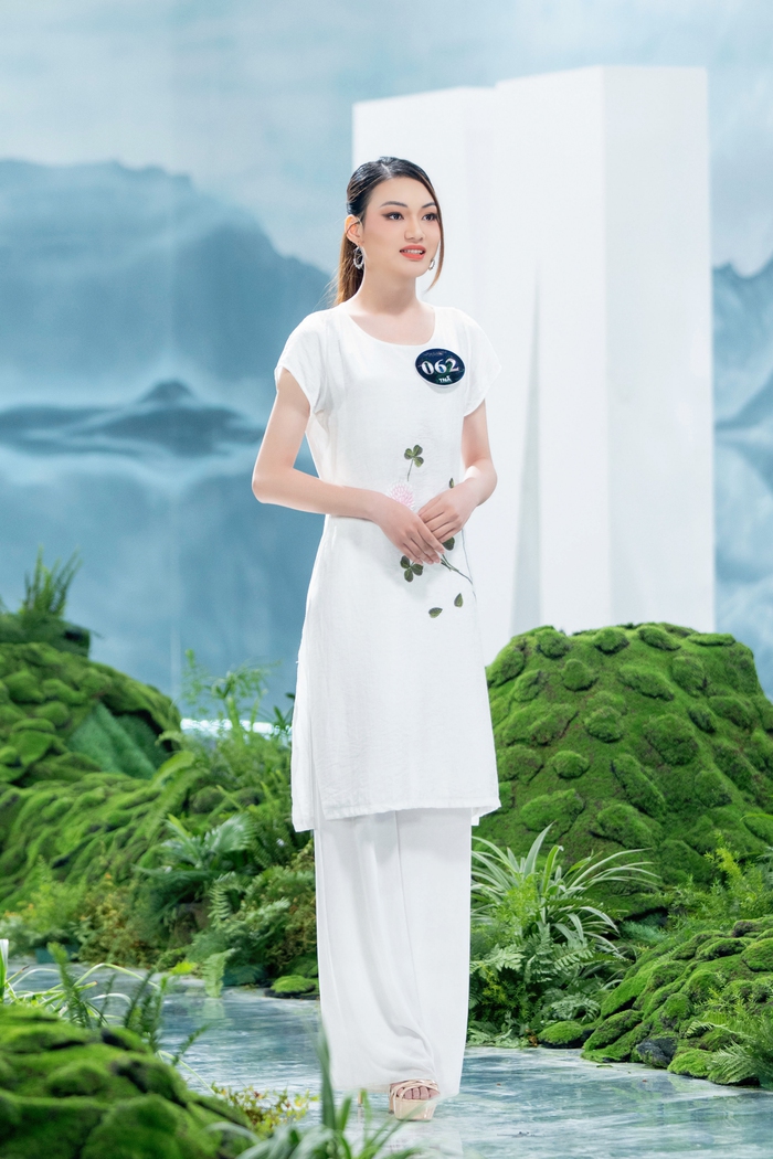 Thiết kế “Món quà của mẹ” của Nguyễn Thị Thu Trang do chính mẹ cô thực hiện từ các trang phục cũ