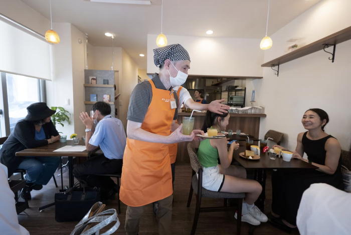 Ấm áp tình thương ở quán cà phê &quot;đãng trí&quot; tại Nhật: Nơi thực khách trả tiền để được phục vụ nhầm - Ảnh 4.