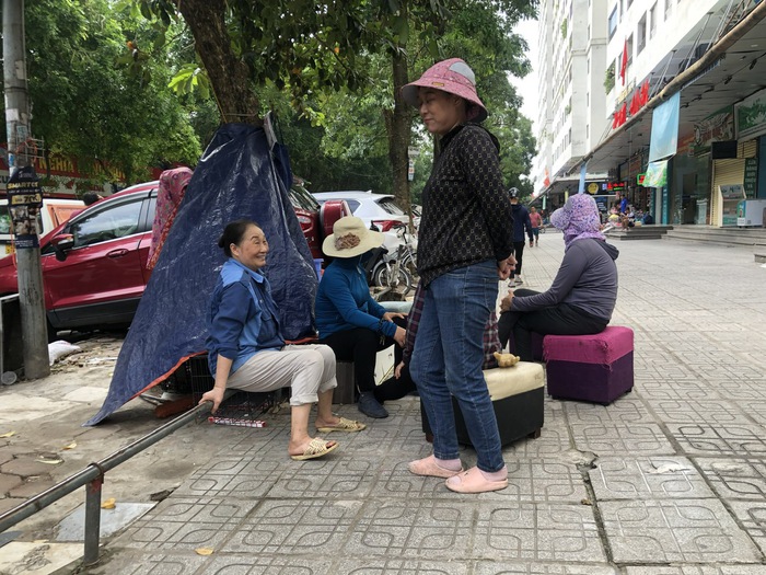 Mưu sinh ở khu chung cư đông dân nhất Hà Nội - Ảnh 1.