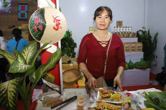 Hàng trăm sản phẩm tham dự Hội chợ giới thiệu sản phẩm khởi nghiệp – OCOP của phụ nữ khu vực miền Trung - Ảnh 6.