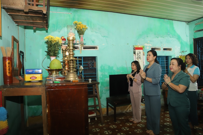 Chủ tịch Hội LHPN Việt Nam Hà Thị Nga thăm và tặng quà gia đình chính sách tại tỉnh Phú Yên - Ảnh 2.