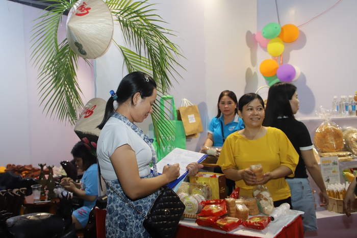 Hàng trăm sản phẩm tham dự Hội chợ giới thiệu sản phẩm khởi nghiệp – OCOP của phụ nữ khu vực miền Trung - Ảnh 2.