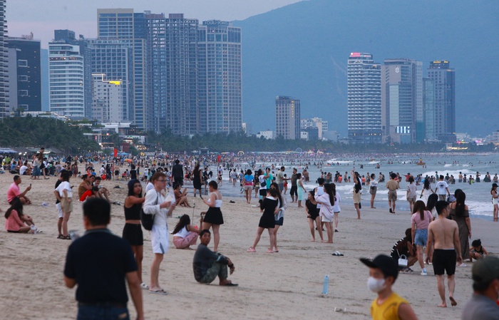 Du khách đổ về Đà Nẵng dịp lễ 2/9, bãi biển, khu du lịch ken đặc người - Ảnh 1.