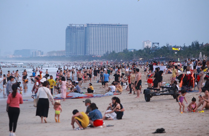 Du khách đổ về Đà Nẵng dịp lễ 2/9, bãi biển, khu du lịch ken đặc người - Ảnh 2.