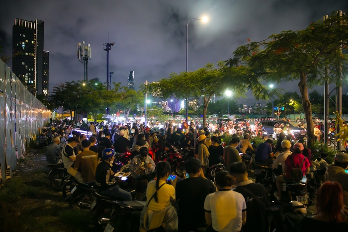 Hàng trăm người dân TP.HCM dựng lều, trải bạt ăn uống chờ xem pháo hoa tối 2/9 - Ảnh 3.
