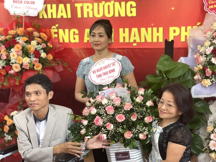 Câu lạc bộ “Tiếng Anh Hạnh phúc” đánh dấu mốc trong hành trình đầy nghị lực của người đàn ông khuyết tật tại Đông Hưng, Thái Bình - Ảnh 4.