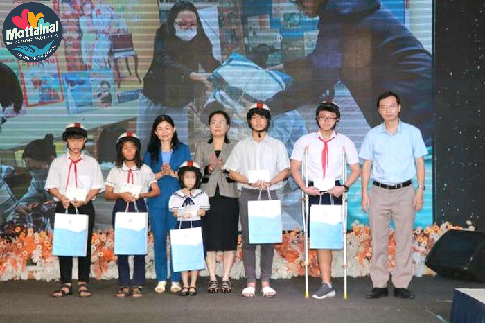 Báo Phụ nữ Việt Nam trao học bổng Chương trình Mottainai cho trẻ em bị ảnh hưởng bởi tai nạn giao thông tỉnh Bình Phước - Ảnh 1.
